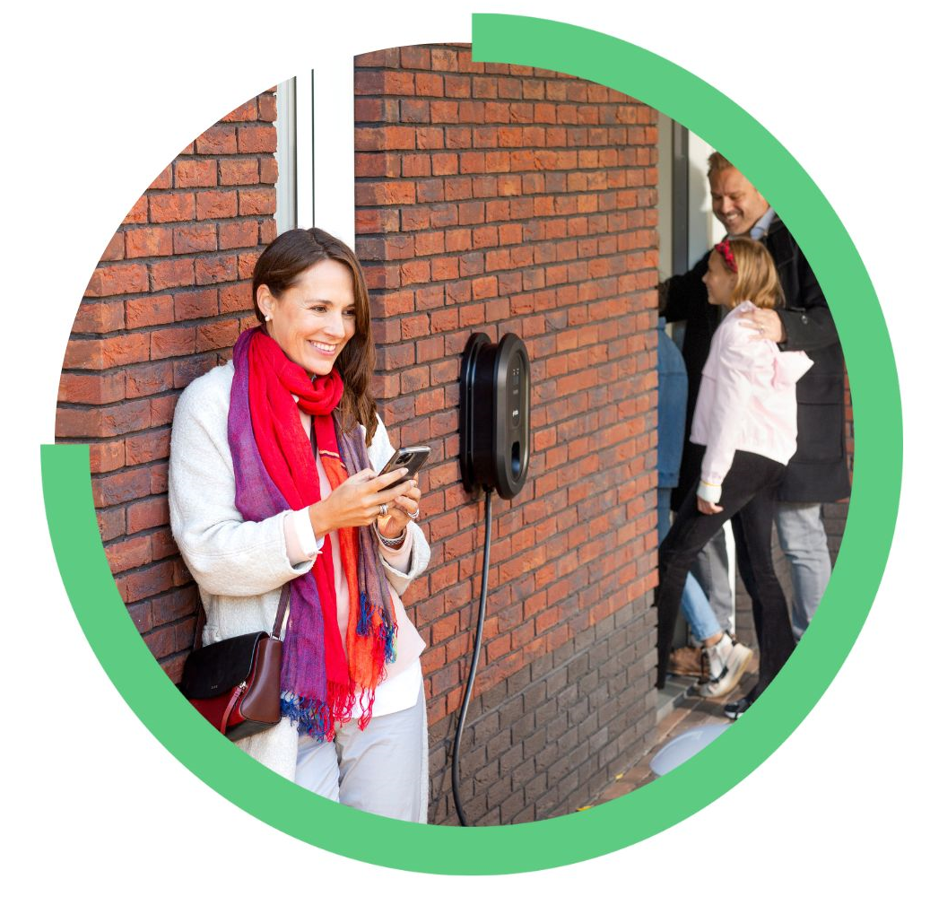Een vrouw gebruikt Ratio app bij de wandlader