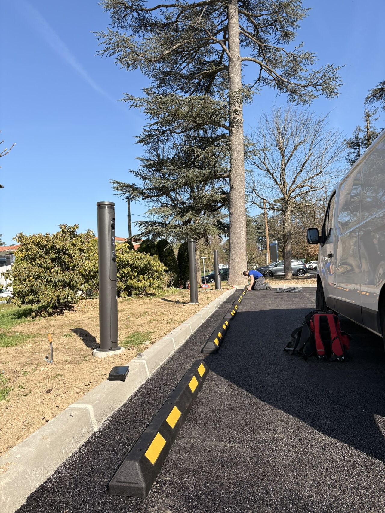 Drie Ratio io7-laadpalen bij Village d’Affaires R24 in de regio Lyon