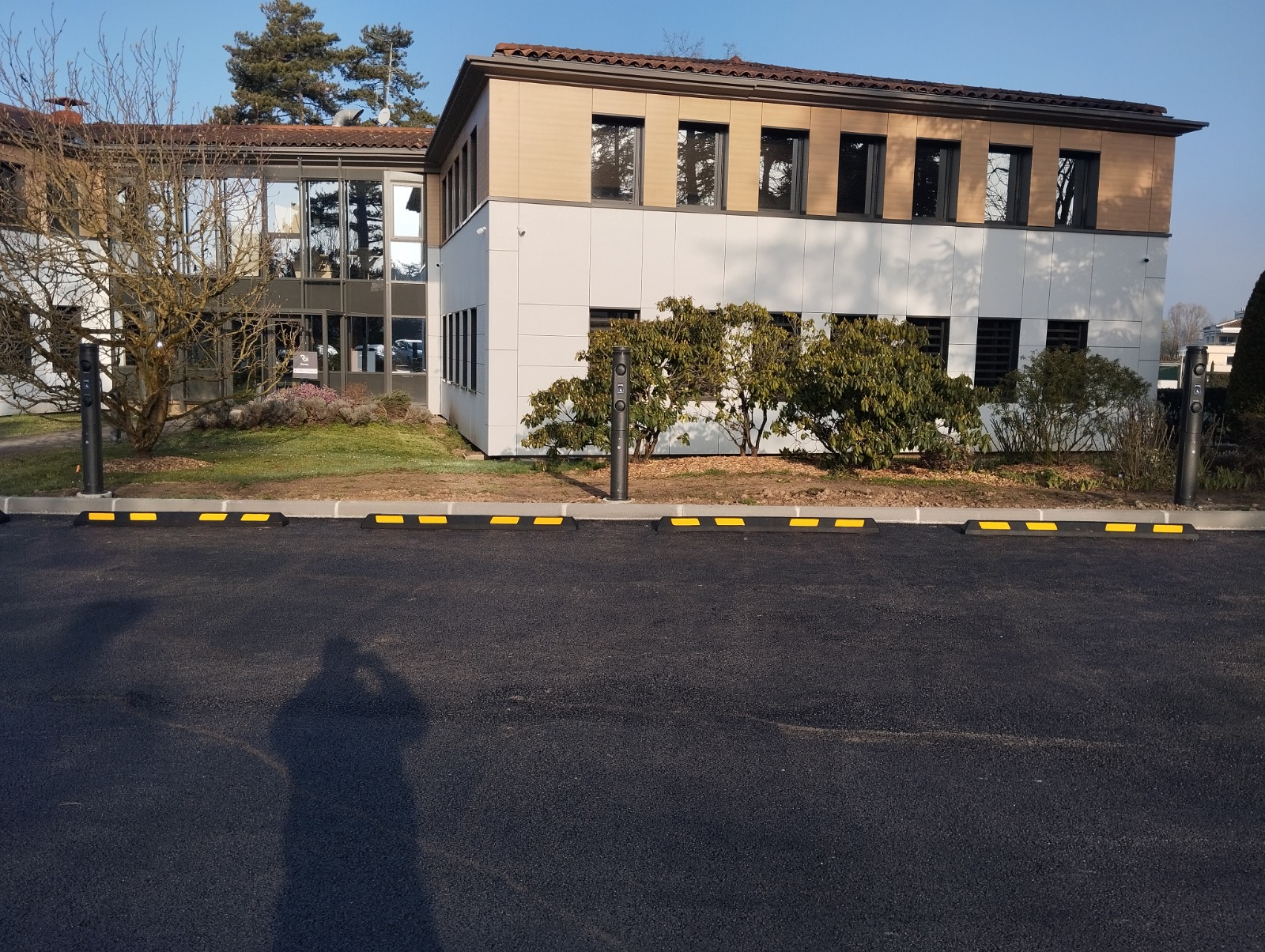Vernieuwd parkeerterrein met Ratio io7-laadpalen bij Village d’Affaires R24