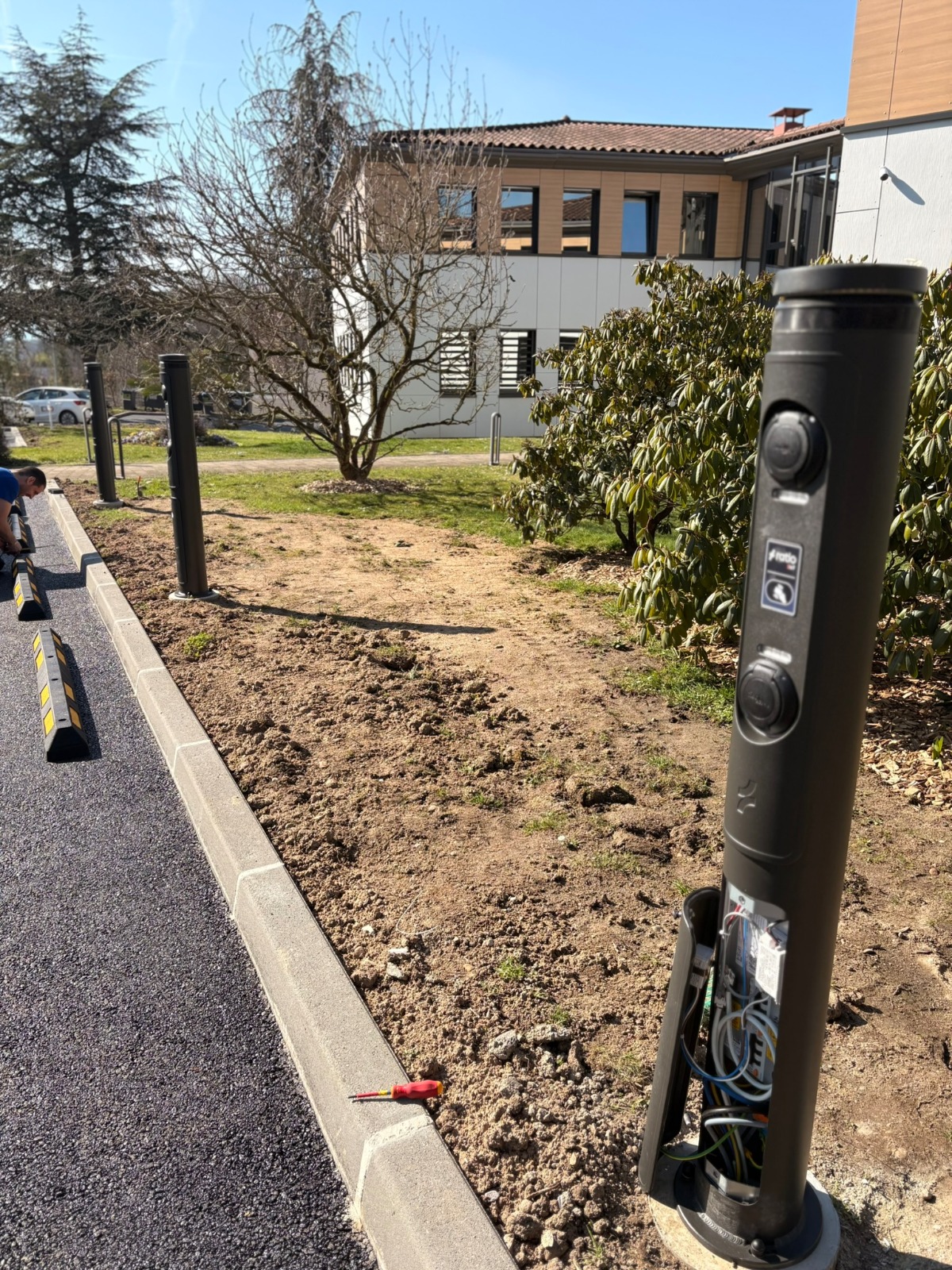 Ratio io7-laadpaal voor zakelijke laadinfrastructuur bij Village d’Affaires R24